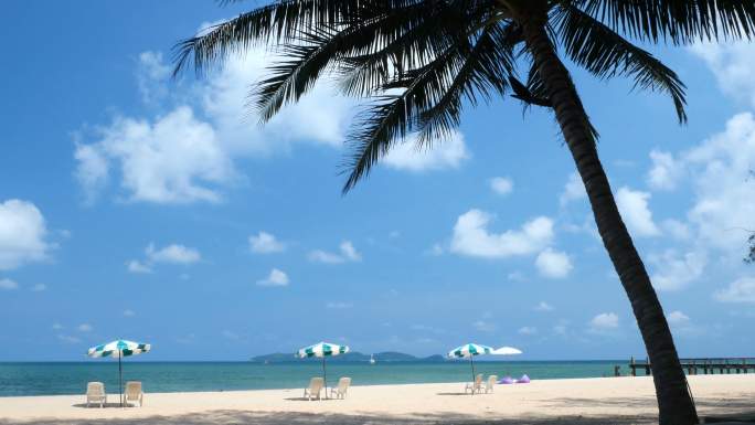 夏季岛上海滩蓝天白云看海海上日光浴树荫