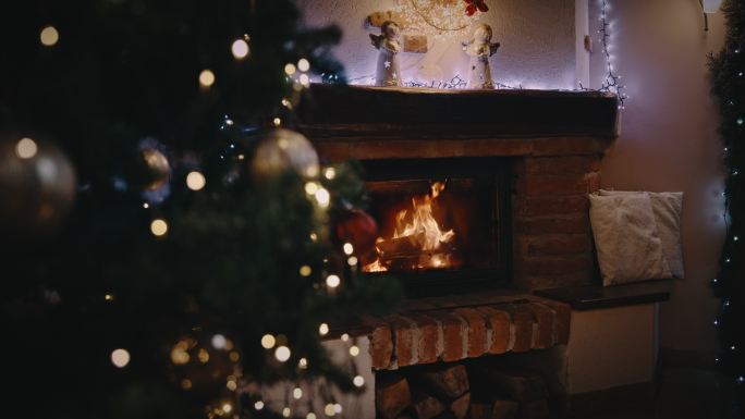 SLO MO DS壁炉位于温暖装饰的客厅中，供圣诞节使用