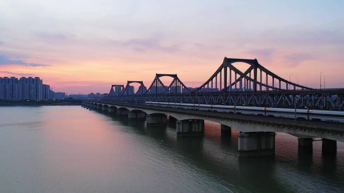 傍晚高铁驶过杭州钱塘江上钱江二桥航拍