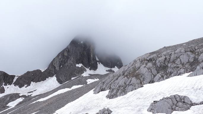 玉龙雪山主峰仙境雾气昭昭大自然