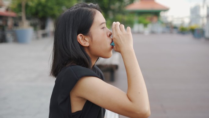 亚洲女性使用哮喘吸入器