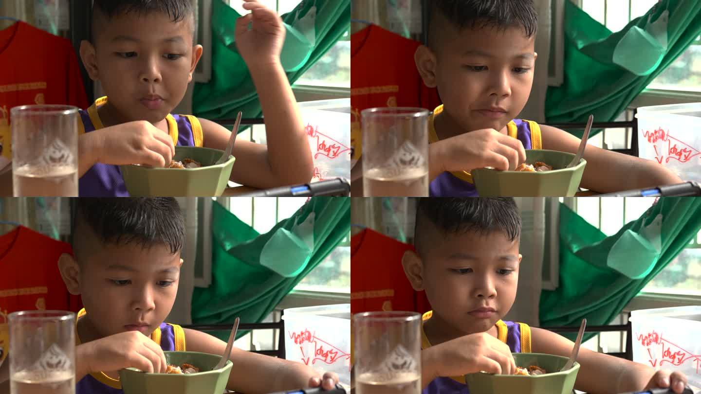 亚洲男孩上学前在家吃健康早餐