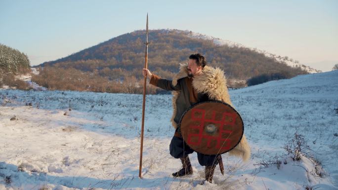中世纪中年战士，手持长矛和盾牌