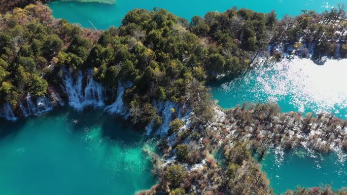 航拍秋天的九寨沟树正群海风景