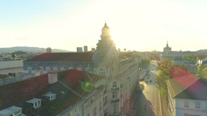 保加利亚索菲亚市中心的广角无人机拍摄。美丽的城市时钟指向20:40，慢动作