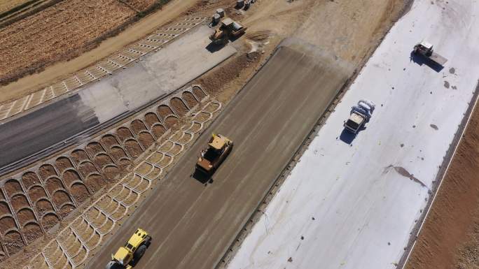 俯拍在建高速公路压路机作业