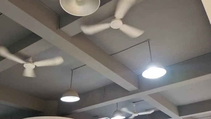 商场风扇吊扇电风扇盛夏时节炎热气候降温