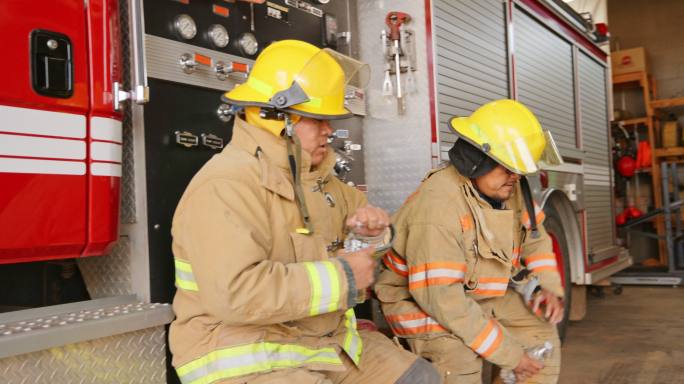 消防站的消防员喝水消防队美国