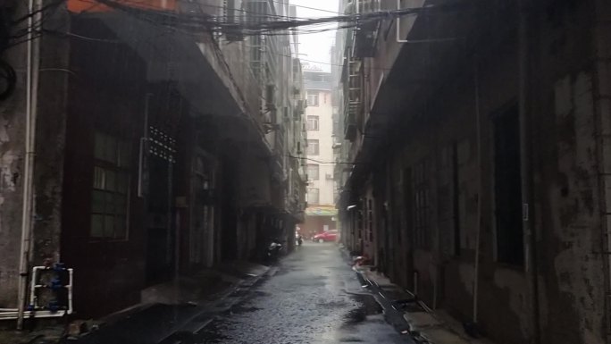 倾盆大雨雨滴小巷暴雨如注行走屋巷淋雨走路