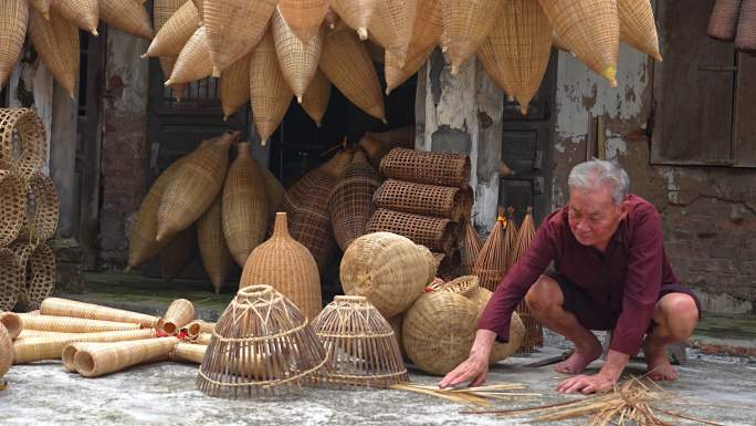 越南渔民一家早上在越南的Thu Sy村准备捕鱼设备。