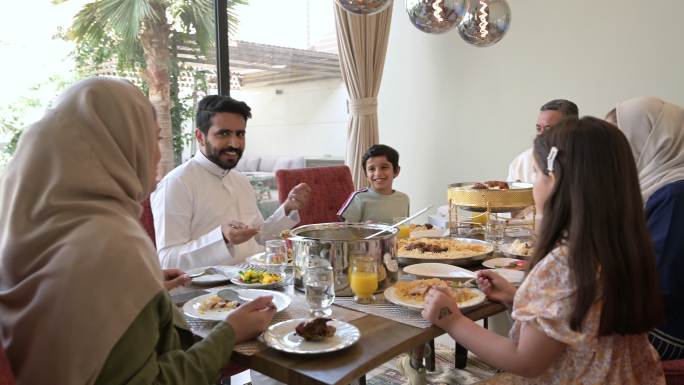 沙特家庭一起用餐一家人