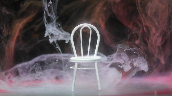 水墨烟雾飘散中的白色椅子抽象概念