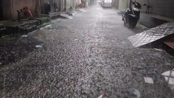 倾盆大雨雨滴小巷暴雨如注行走屋巷淋雨走路