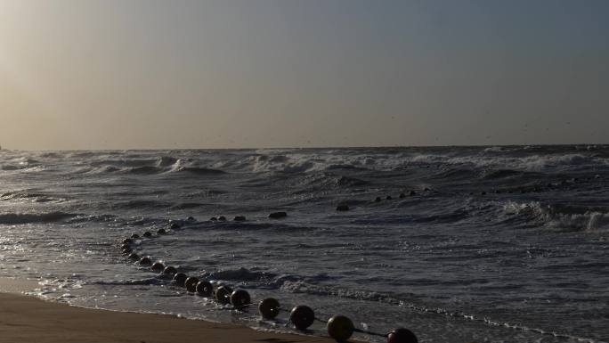 威海海边大风大浪浪花拍打沙滩