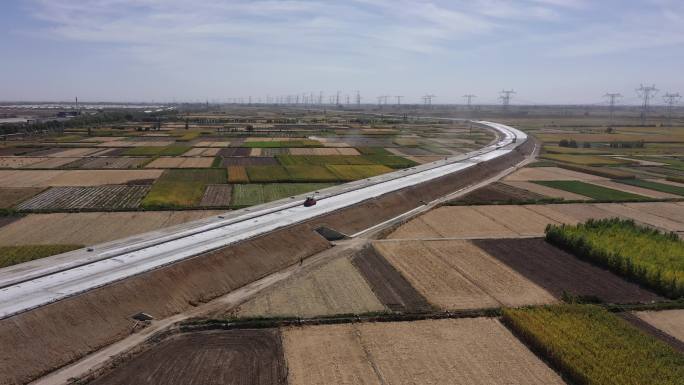 秋天田野在建高速公路