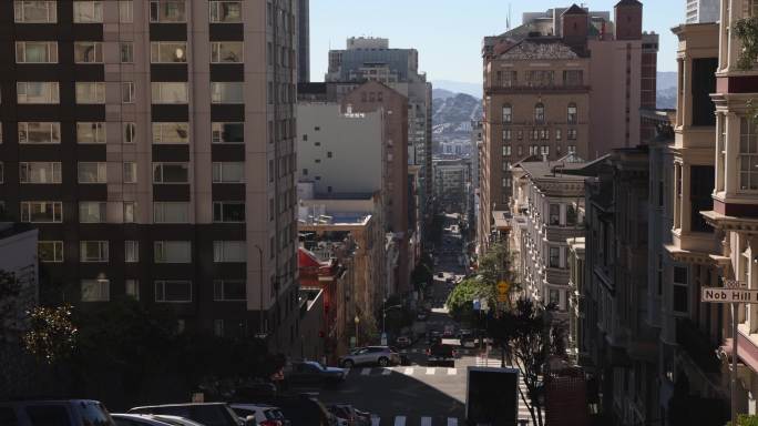 十月一个阳光明媚的下午，旧金山下诺布山街道的景色