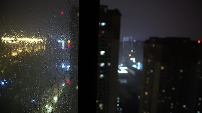雷雨交加的城市夜晚