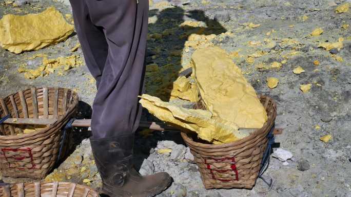 Kawah Ijen火山口湖中的硫磺