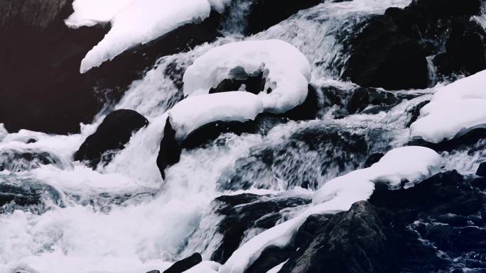 雪水 积雪 湍流 溪水 岩石