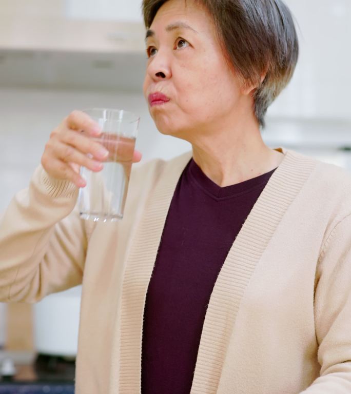 亚洲老年妇女服药吃药