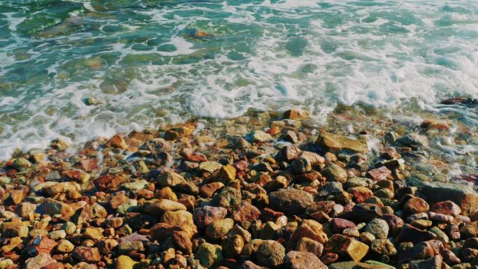 海浪拍打沙滩上的石头