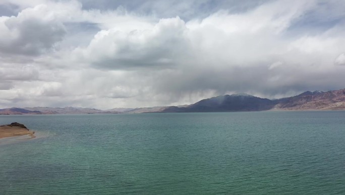 西藏阿里高原湖边空景