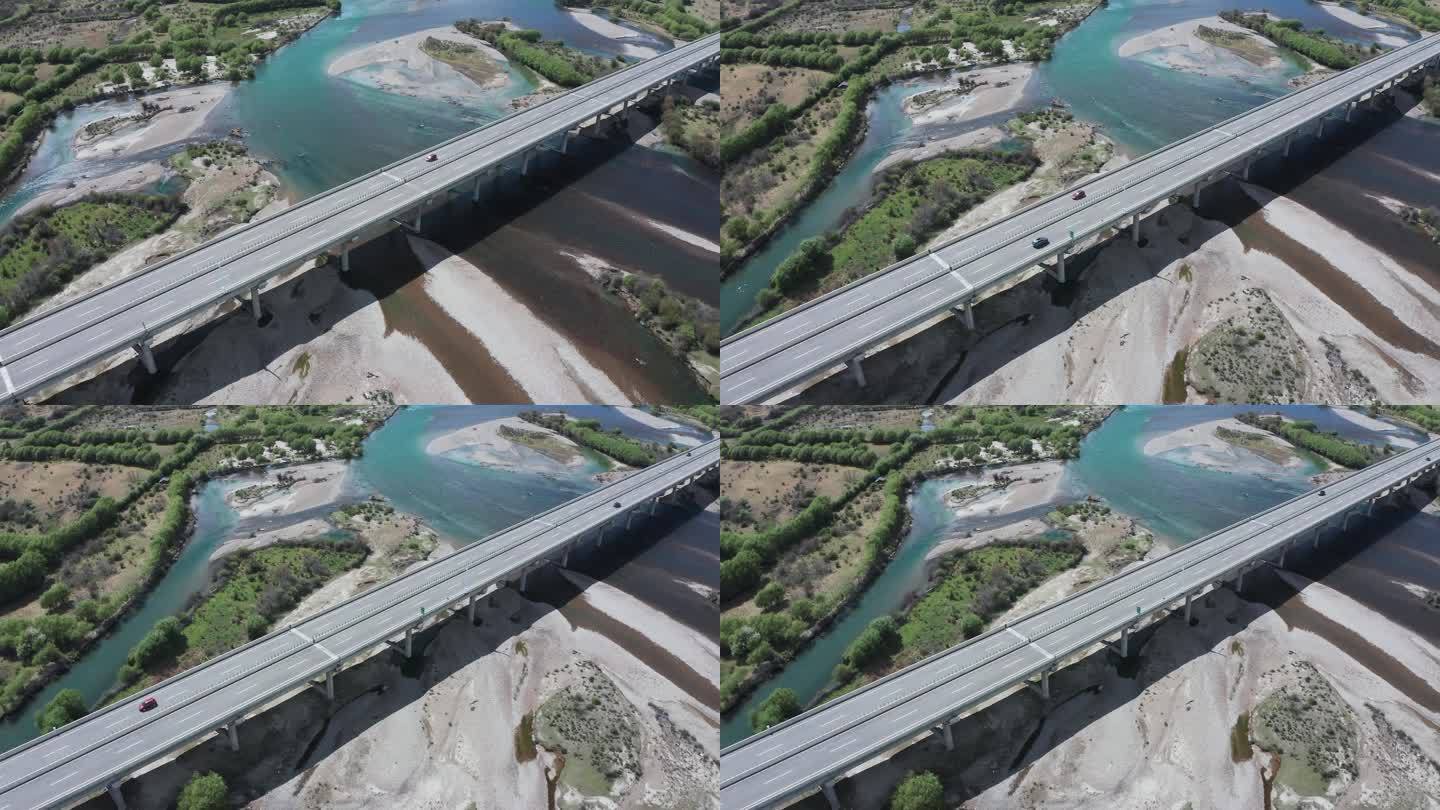 航拍汽车行驶在雅尼河谷湿地大桥