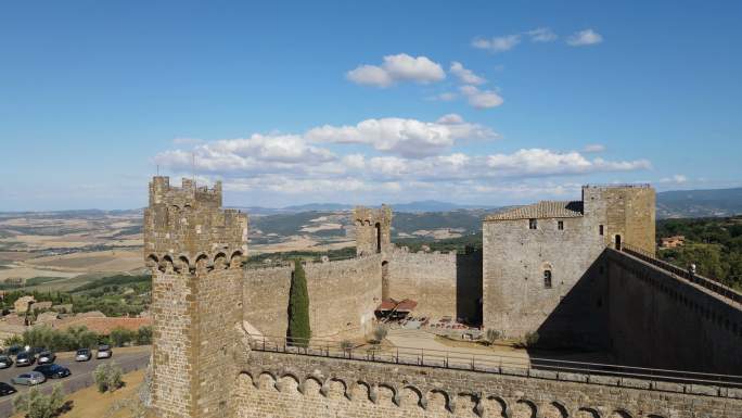 从空中看到的传统意大利城堡和村庄