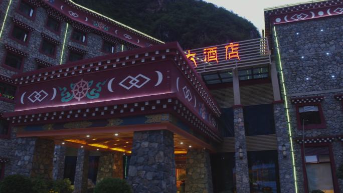 航拍山谷藏式酒店
