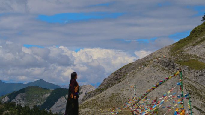 航拍高山上藏族女子朝拜