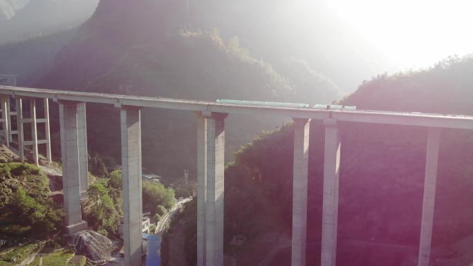 大山里 建设中的高速公路大桥
