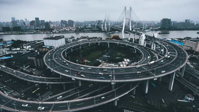 繁忙道路交叉口T/L PAN鸟瞰图