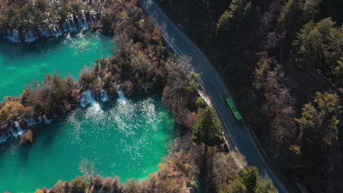 航拍秋天的九寨沟树正群海风景