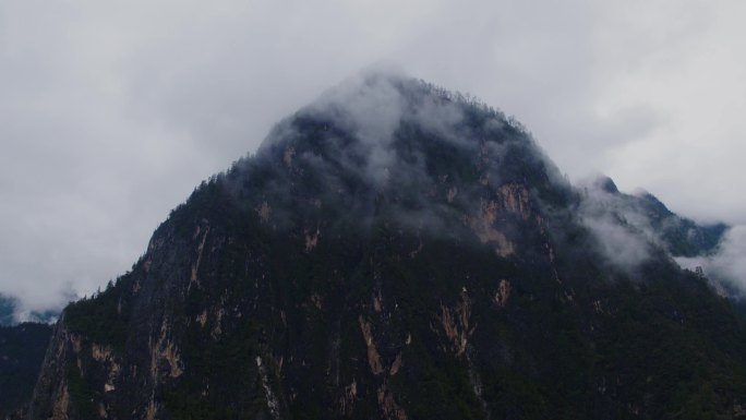 被白云覆盖的青山