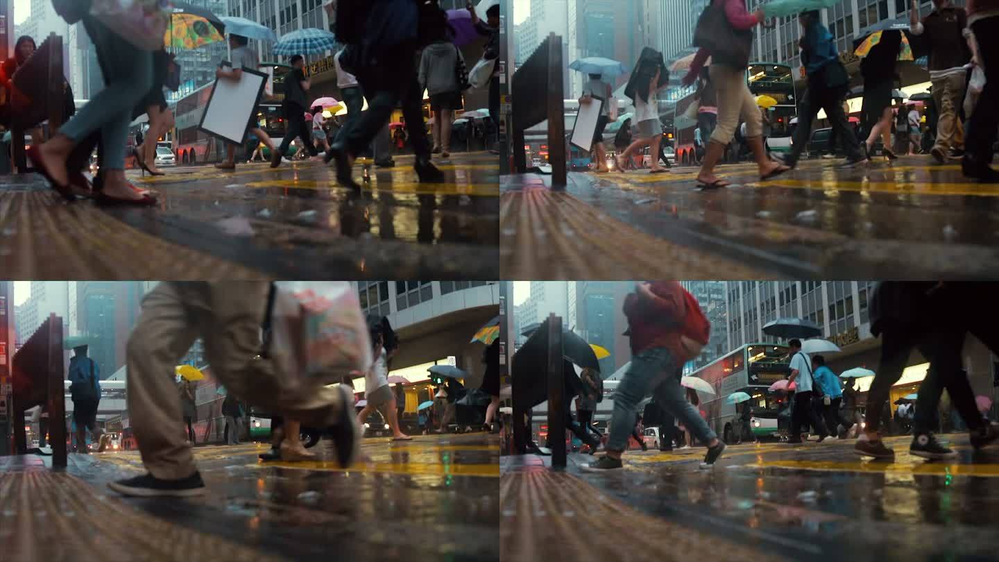雨中的香港街城市街道大雨中的行人匆忙的脚