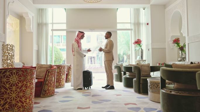 沙特商务人士在茶室聊天