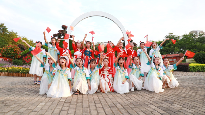 国庆节儿童挥舞国旗庆祝祖国生日