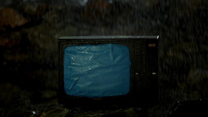 蓝幕扣像雨中的电视机