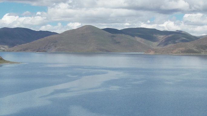 西藏羊湖河流湖泊雪山川西风光航拍素材