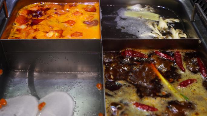 番茄汤，菌菇汤，麻辣清油，清水四宫格火锅