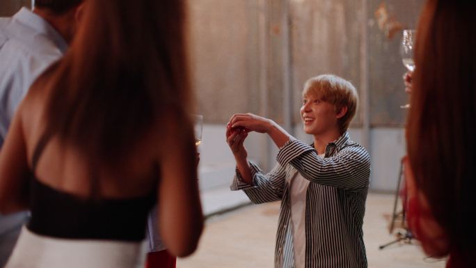 一位亚洲帅哥向他的红发白人女友求婚。求婚概念