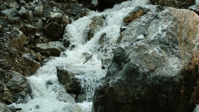 石道奔腾的河水