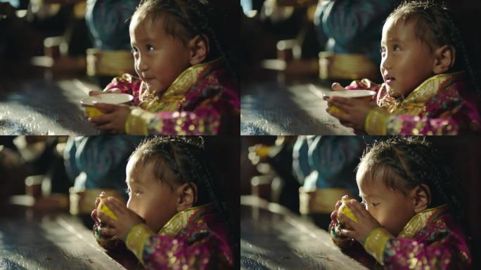 藏族小女孩喝酥油茶