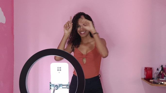 一名黑人年轻女子拍摄自己在家跳舞的照片，并在社交媒体上分享