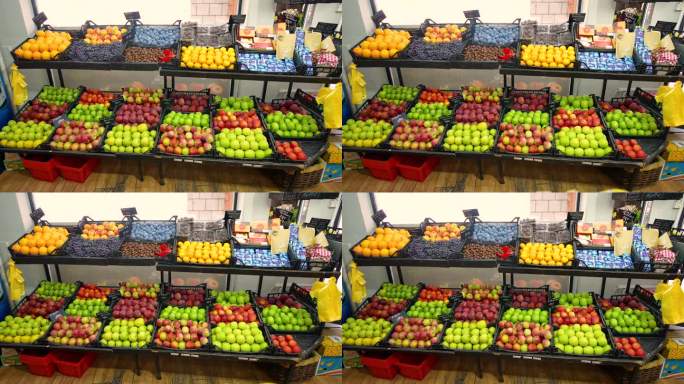 市场摊位上的各种水果