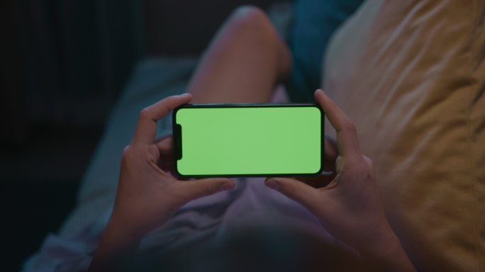晚上使用手机绿屏的女人