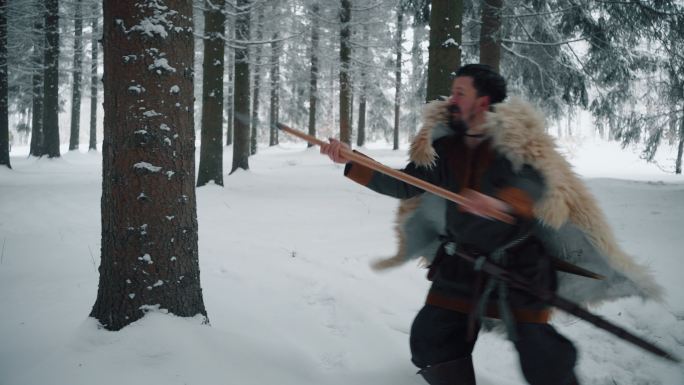 在森林里，中世纪的武士用剑练习战斗技巧