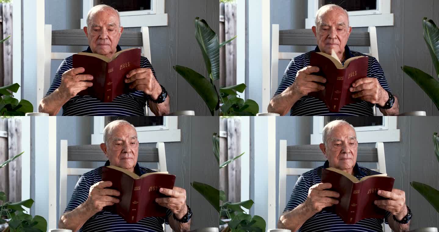 西班牙裔老人阅读圣经