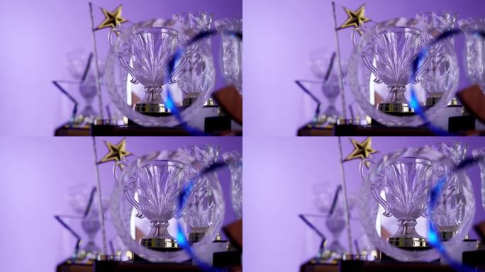 紫色背景下的一组水晶奖杯