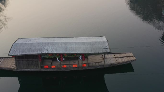 航拍湘西茶峒古镇（边城）的方头渡船